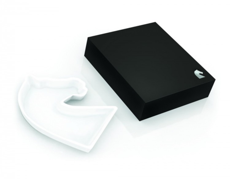 Тарелка из серии «Ход конем» Тарелка из серии «Ход конем»