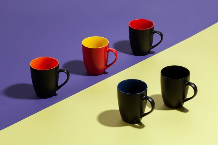 Кружка Bright Tulip, матовая, черная с красным Кружка Bright Tulip, матовая, черная с красным